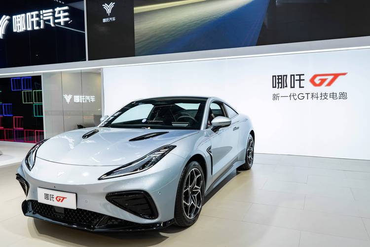 广州22哪吒汽车在智能汽车领域的表现，领途汽车在新能源汽车市场中的影响力